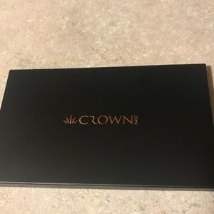 Crown eye shadow pallet